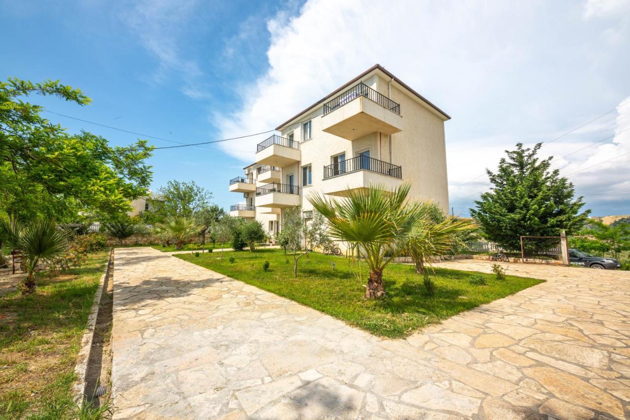 Villa Gozhina Kryemëdhej Extérieur photo